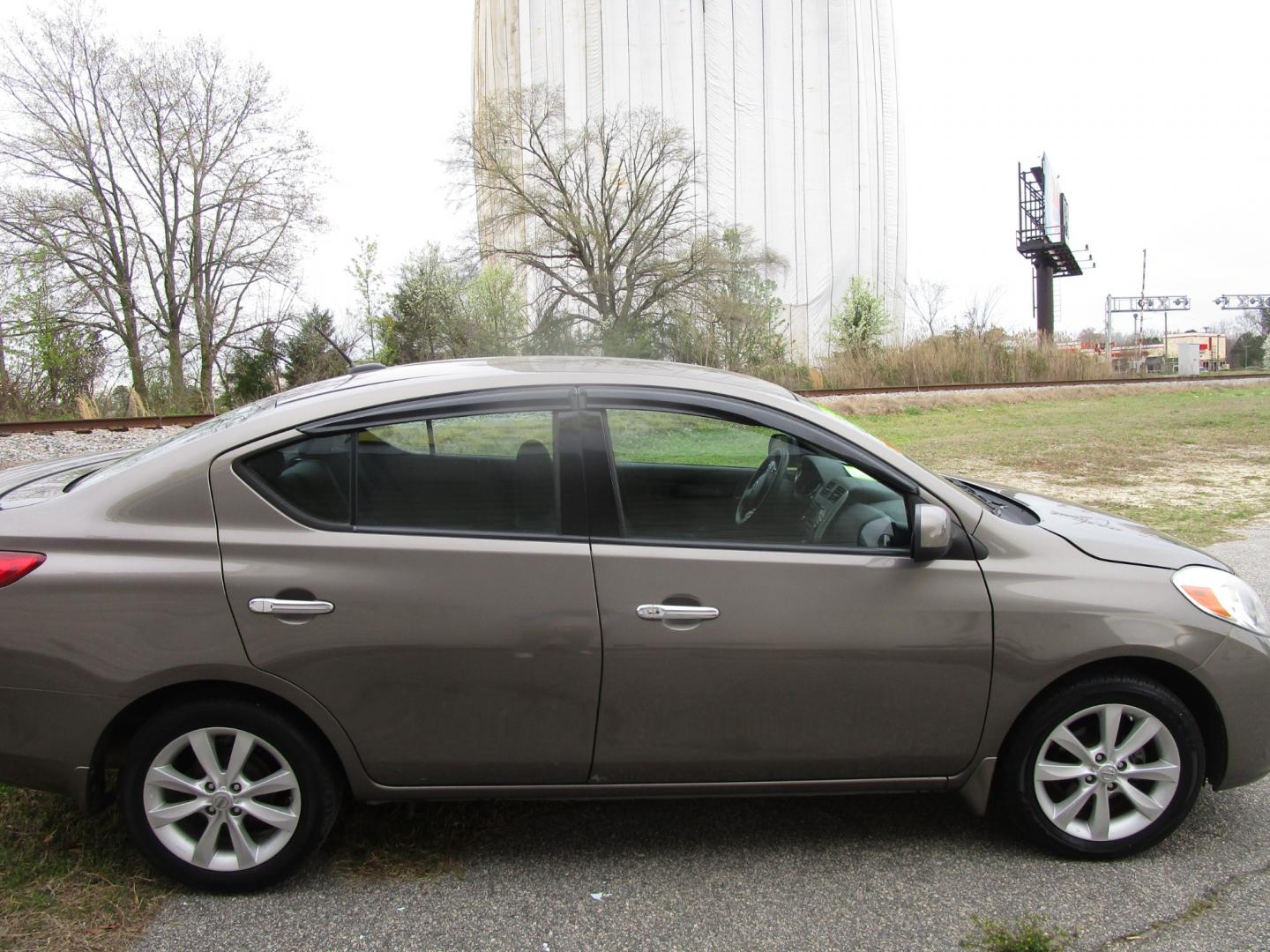 2014 Gray Nissan Versa 1.6 S 5M (3N1CN7AP6EL) with an 1.6L L4 DOHC 16V engine, 5-Speed Automatic transmission, located at 2553 Airline Blvd, Portsmouth, VA, 23701, (757) 488-8331, 36.813889, -76.357597 - Down Payment: $799 Weekly Payment: $90 APR: 23.9% Repayment Terms: 42 Months ***CALL ELIZABETH SMITH - DIRECTOR OF MARKETING @ 757-488-8331 TO SCHEDULE YOUR APPOINTMENT TODAY AND GET PRE-APPROVED RIGHT OVER THE PHONE*** - Photo#4